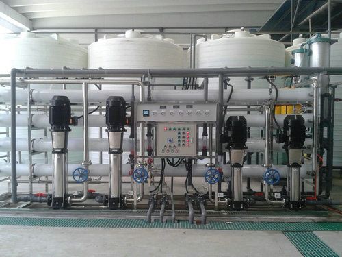 大型工業(yè)用反滲透水處理設(shè)備.jpg